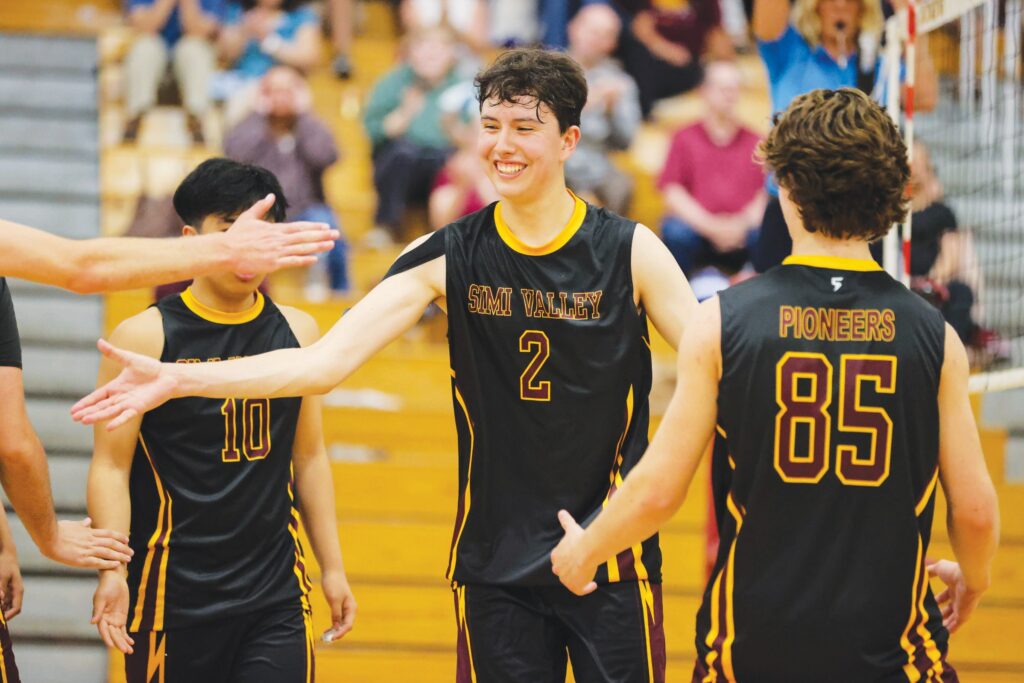 EliavAppelbaum's tweet image. "THE LAST SPIKE"

Simi Valley High boys' volleyball notched its first postseason win since 2016. Interviews with head coach Hunter Horn, Caleb Peters (@Peters2512), Brandon Baez and Ryan Mullalli. 

📸 by @Michael_Coons 

My story on the Pioneers: simivalleyacorn.com/articles/the-l…