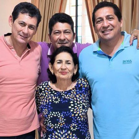 TROYA_Marco's tweet photo. Mi madrecita, sabía y tierna. Gracias por tu consejo y buen ejemplo. Feliz día de las madres!
#MarcoTROYA https://t.co/98EwYULWug