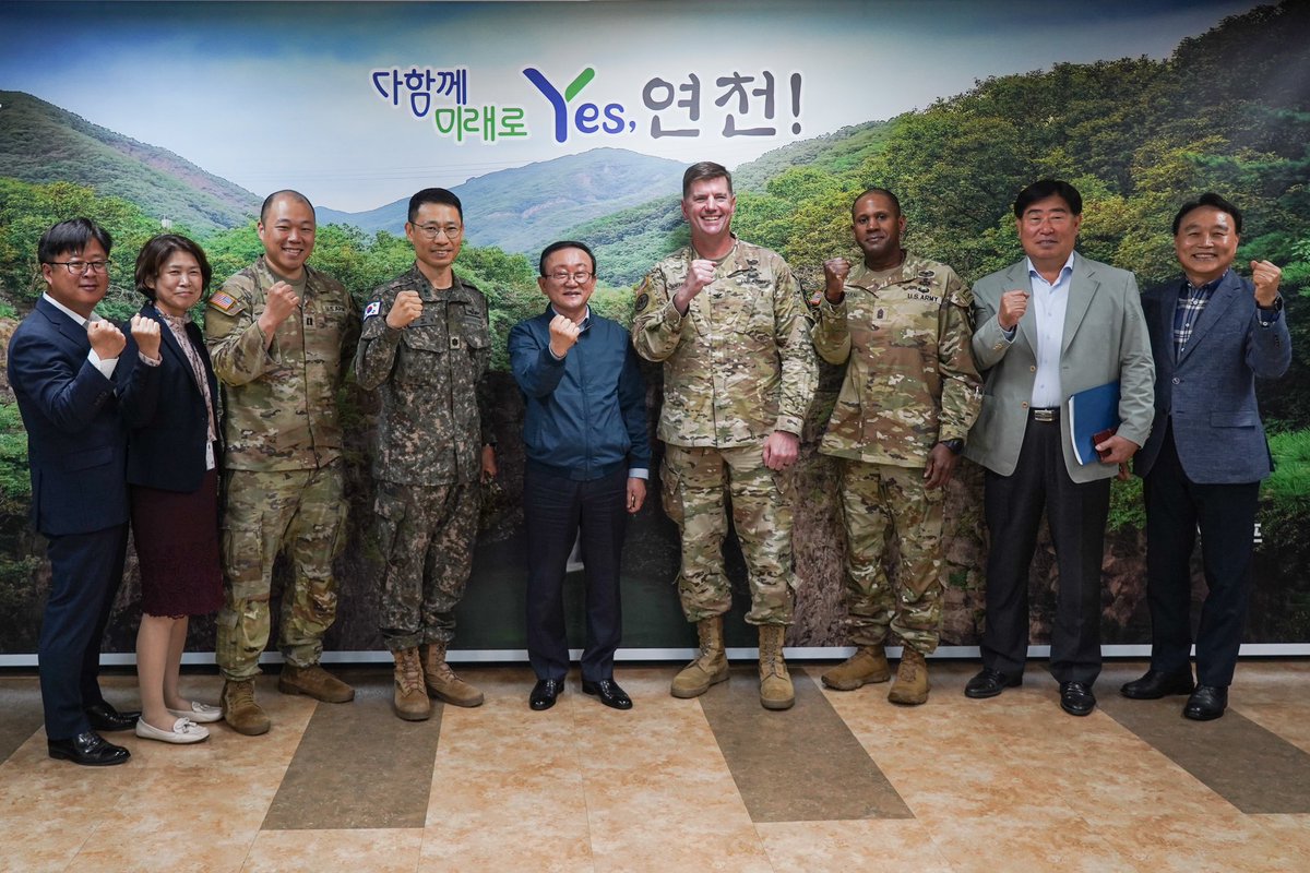 The Brigade command team met w/ Yeoncheon County Commissioner, Mr. Kim, Deok Hyun to thank him and County office members for their support during military training operations & to discuss ways to limit potential effects to the area & residents. #WeGoTogether #KatchiKapshida 🇰🇷🇺🇸