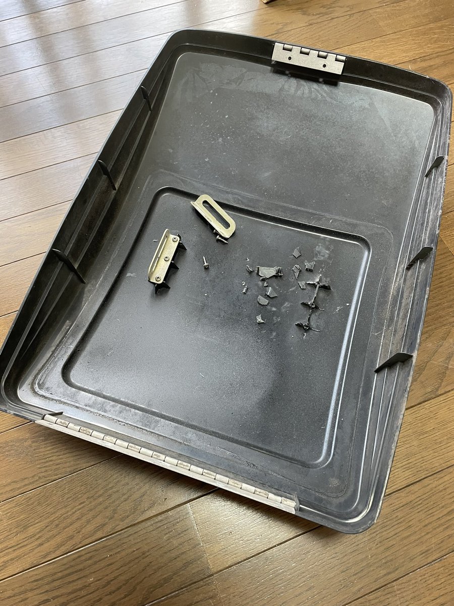 hoso_tiger's tweet photo. 取り外した、マックスファンのフタ����
もう劣化してて、ポロポロ😭
再生は難しいので、廃棄します💦
#キャンピングカー
#ルーフベント
#マックスファン
#MAXXFAN https://t.co/cHJidUemY4