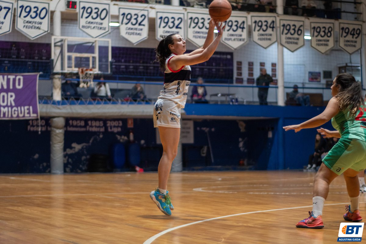 #LFBxBT | PICA EN PUNTA

Defensor Sporting revirtió el juego en un tercer cuarto soñado, para vencer a Lagomar 85-61 y quedar como único líder de la Liga Femenina de Básquetbol.

📝 <a href="/MarcelRigali/">Marcel Rigali</a> 
📷 @agussoje21 

👉 bit.ly/3M2dEQo