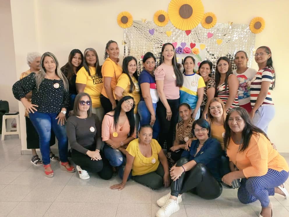 Pjfamiliarboli2's tweet photo. @pjfamiliarado haciendo meritorio homenaje a las madres forjadoras de lucha, virtuosas, fuertes y resilientes que cada día sin descuidar sus labores de familia alzan la voz por la conquista de un mejor futuro #MadresEnResistencia #MadresPoderosas
@PJFamiliarNac @ActivismoPJ https://t.co/bScfr3WVfS