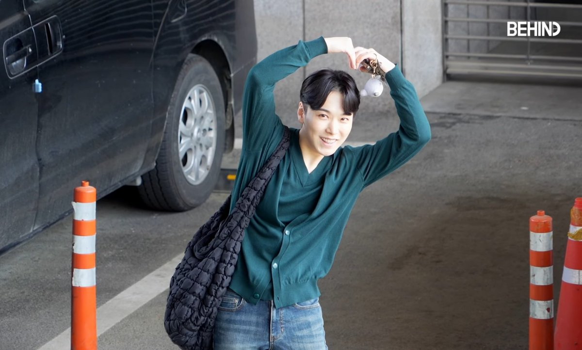 mings_team's tweet photo. #SUNGMIN this morning. ☀️

Interacting kindly with the press🌱 

Sungmin: Please listen to Lovesick a lot and look forward to my new trot change. I'll do my best! Thank you.

Behind: https://t.co/RVLajGQOxL

#성민 #사랑이따끔 @LIU_Sungmin https://t.co/Mro9PtRW5X
