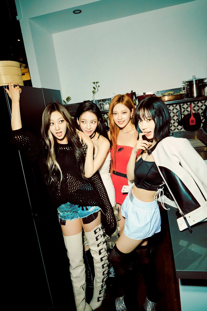 aespa_official's tweet photo. 에스파 '마이 월드', 초동 169만장…역대 K팝 걸그룹·SM 1위

aespa 'My World' first week album sales hit 1.69 million copies, setting a record for a K-pop girl group•SM group of all time

https://t.co/iJgrhwJqbR

#aespa #æspa #에스파
#MYWORLD #aespa_MYWORLD
#Spicy #aespa_Spicy https://t.co/hOBbeeQ6Sq