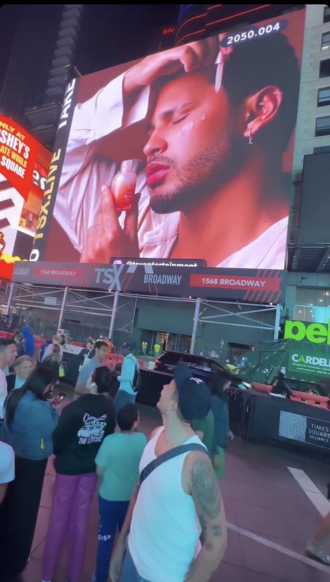 supportcarlu's tweet photo. Seja o fã número 1 do seu parceiro(a)!

Carlinhos Maia divulgou o Pele Bonita de Lucas Guimarães no telão da Times Square, em New York. 🥹❤️ https://t.co/GGbN4ARwcV