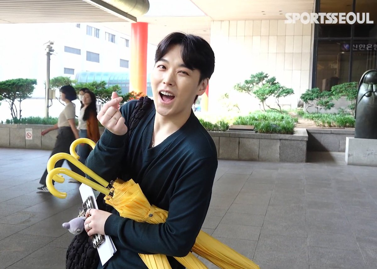 mings_team's tweet photo. #SUNGMIN this morning. ☀️

Interacting kindly with the press🌱 

Reporter: A cool artist who takes care of his own props (the umbrellas he used for his Eri stage)

Sungmin: We prepared a lot for today's performance!

SportsSeoul: https://t.co/nXboqnxWES

#성민 #사랑이따끔 https://t.co/obMKnm6HkR