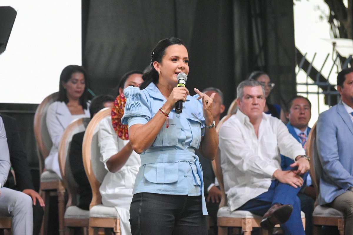 anaraffo1's tweet photo. Felicidades @marcelaguinaga y @CarlosGSerranoB. ¡Orgullo de prefecta y viceprefecto! Guayas tendrá el cambio que merece con el liderazgo de este equipo revolucionario.

#YoVIVÍLaPosesiónDelCAMBIO ✊🏻 https://t.co/liGoNnJk8U