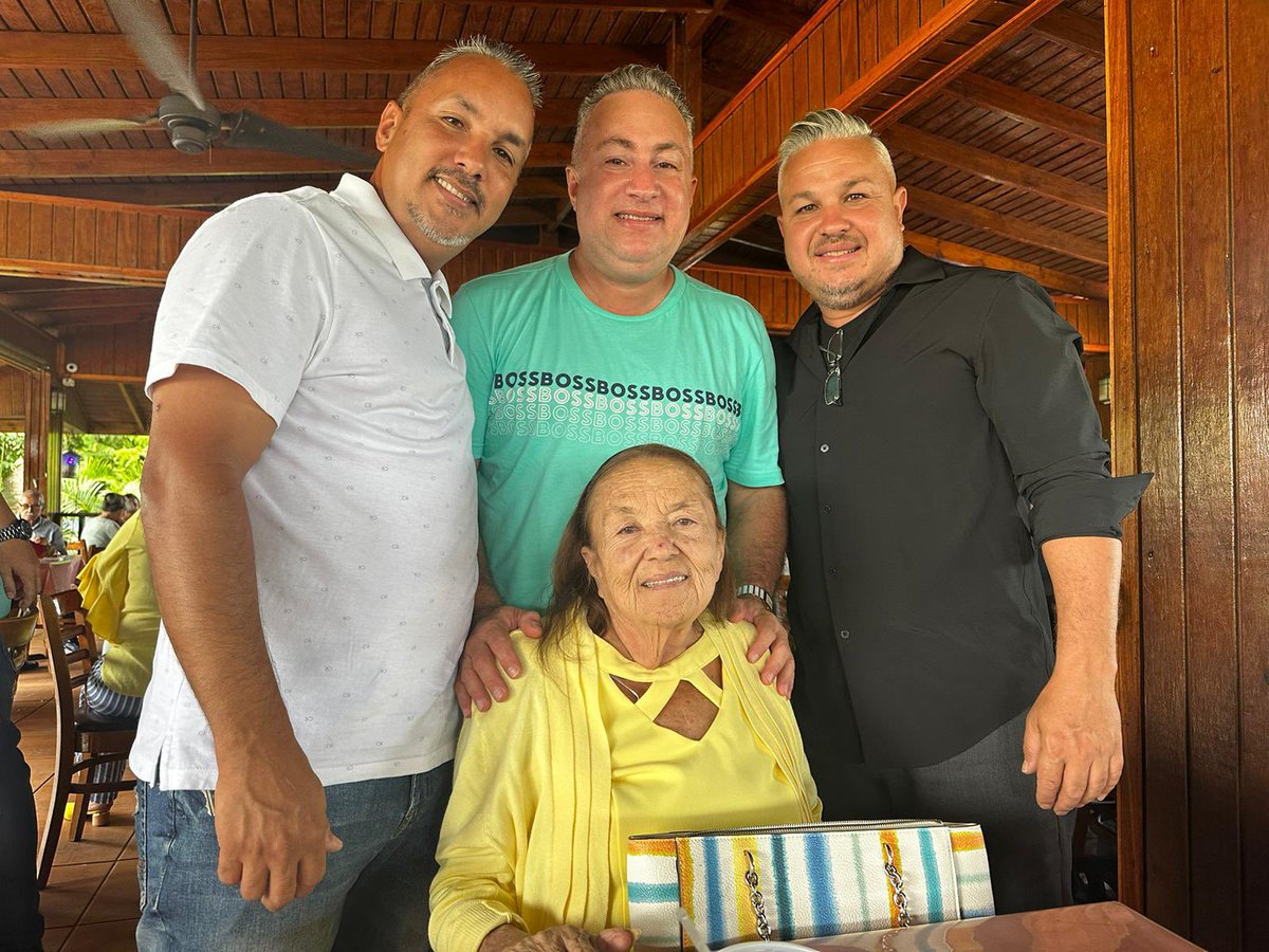 Un años mas celebrando con la mejor madre del mundo. Te amo mama Raquel Vega.