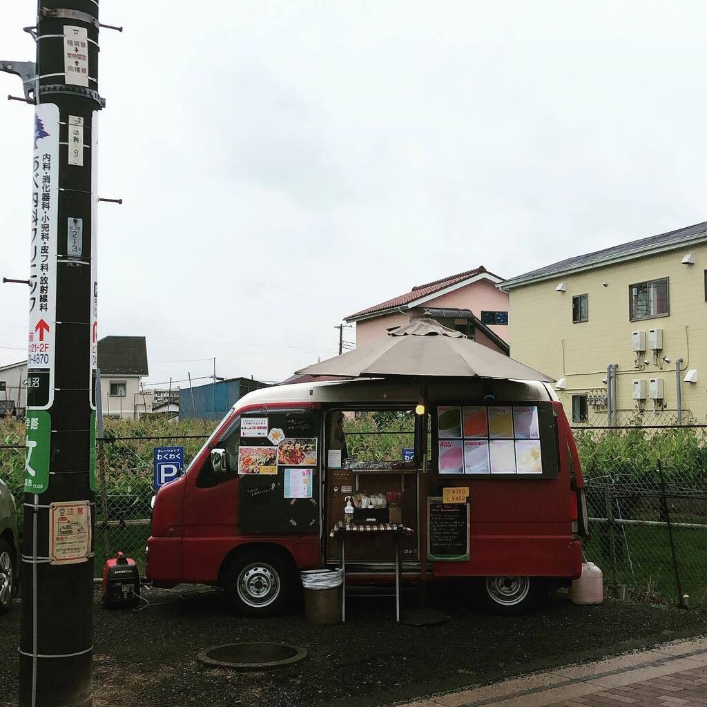 vegecafe78's tweet photo. おはようございます🍀
雨はもうすぐやみそうです☔️
今週もワクワクさん駐車場からスタートよろしくお願いします🥤🥗🥬🍇🍓🍛🍀
 #いなぎ日和  #ふわとろオムライス  #ベジタコライス  #フレッシュスムージー  #くる食キッチンカーズ  #LSV  #Vegecafe78 https://t.co/M9Oi9dTN4h https://t.co/5TZppsFwdk
