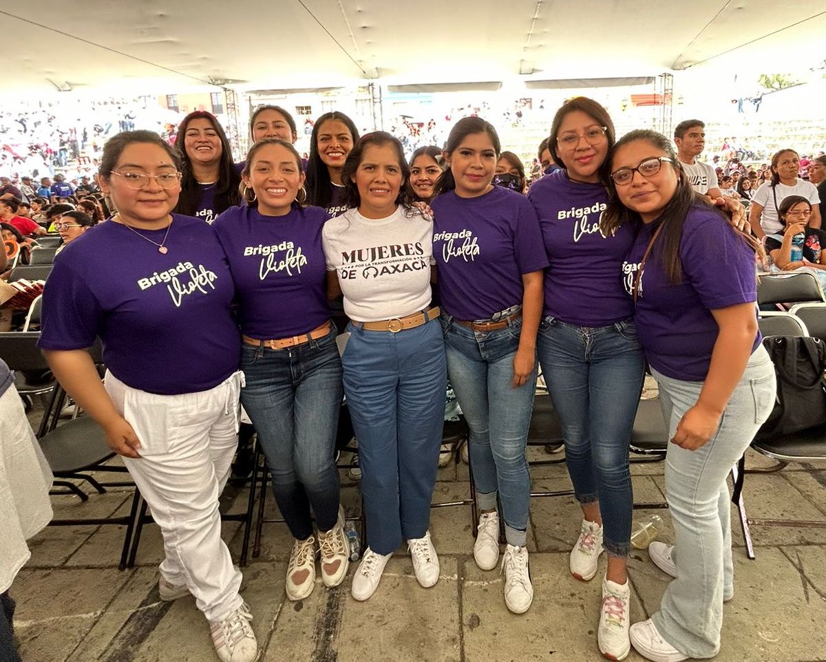 blancaluzmtz's tweet photo. ¡Hay relevo generacional! 

Chicas de la #BrigadaVioleta asistimos al Encuentro Estatal de Jóvenes “Conciencias en Revolución” organizado por @MorenajeOficial desde la Plaza de la Danza, un evento que contó con la participación de la Secretaria General de @PartidoMorenaMx, @CitlaHM. Allí reafirmamos una vez más nuestro compromiso para continuar con la transformación de nuestro estado y el país. 🇲🇽