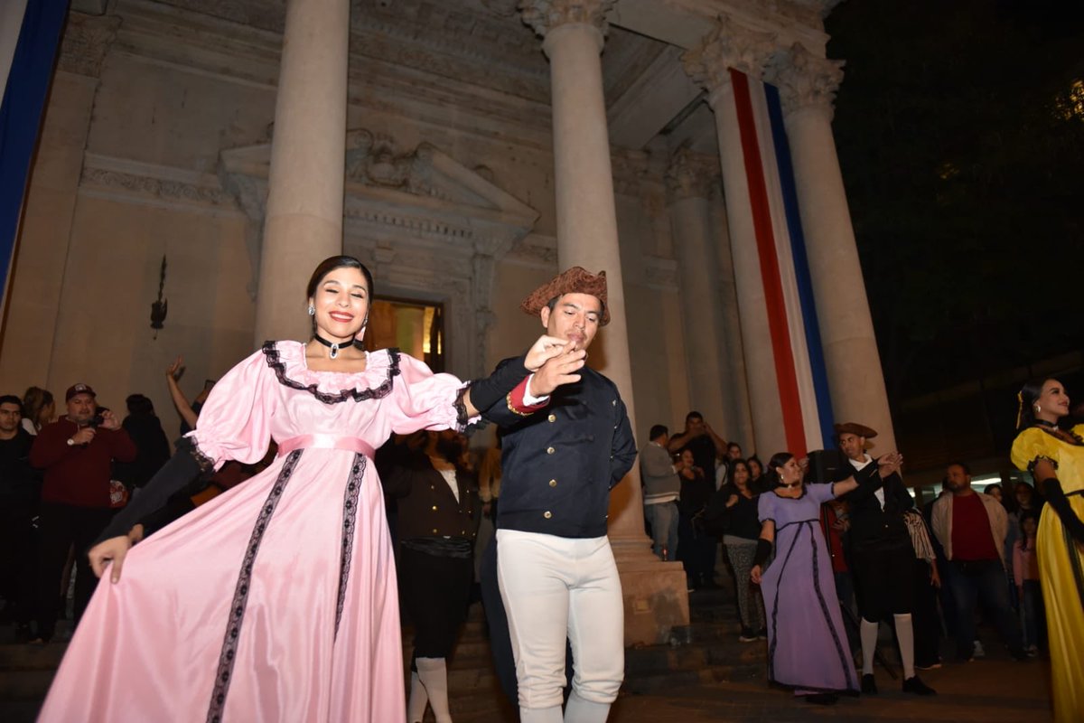 AsuncionMuni's tweet photo. ¡La fiesta también continúa en 🌴Calle Palma, con personajes de la época palmeando!
Los feriantes siguen ahí esperándote con todo tipo de artículos, comidas y bebidas 🥳
#FiestasPatrias
#212Py🇵🇾 https://t.co/KySbtE1qRN
