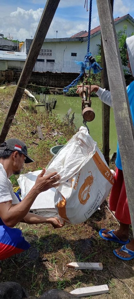 ramli_bang's tweet photo. Panen Perdana Bantuan Benih patin dan pakan dari DKPP Kab. Banjar Bidang Budidaya dengan hasil 1,2 Ton ikan patin harga Rp.19.000/kg pokdakan Makmur Sejahtera Bersama
#GiatluhkanSatminkalBWI
#Luhlapor
#Produksi https://t.co/JNEwXP8mmF