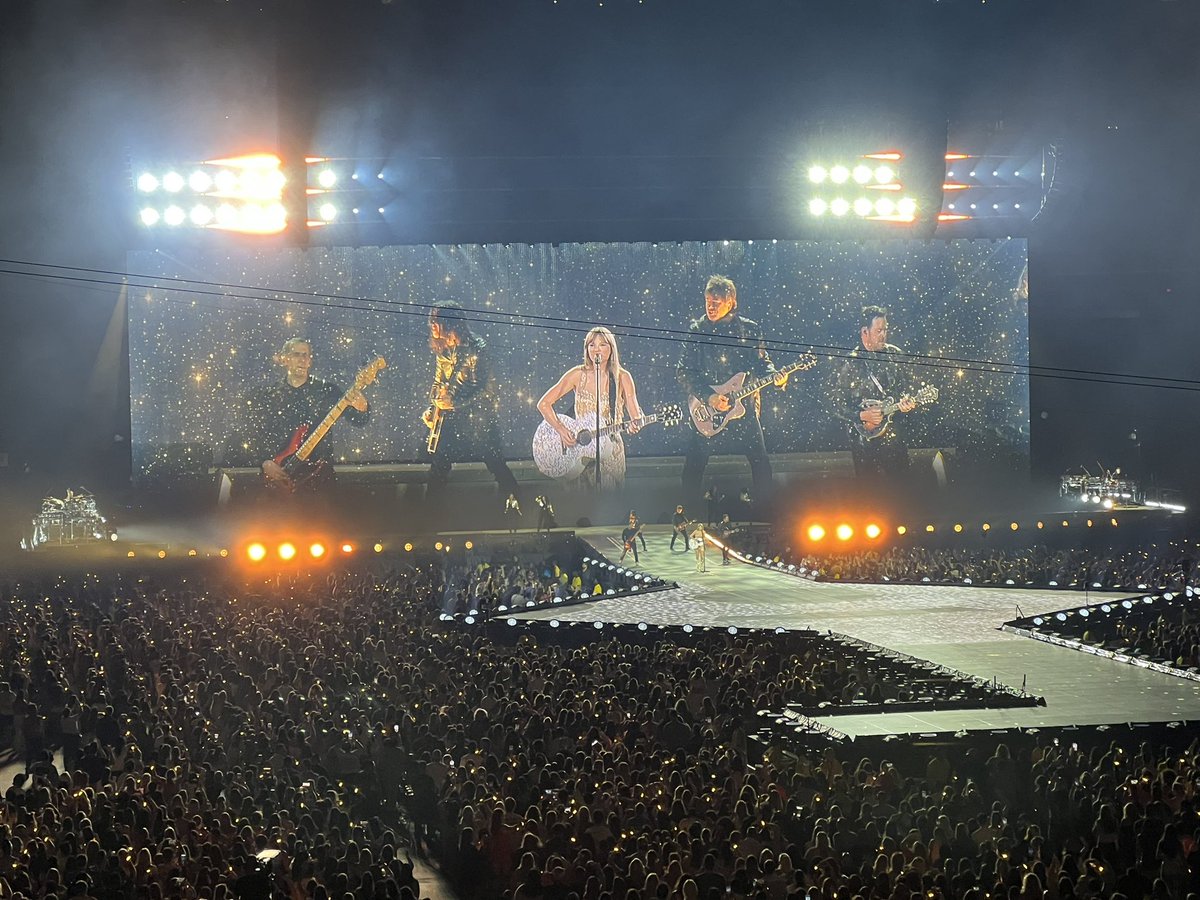 aprilthefangirl's tweet photo. Tonight was the first time that I was able to look at pictures from the Taylor Swift concert since everything happened. I miss you @tallestoaktree everyday it hurts, but man does @taylorswift13 put on a show. #LongLiveJacob https://t.co/oqzegnrEAS