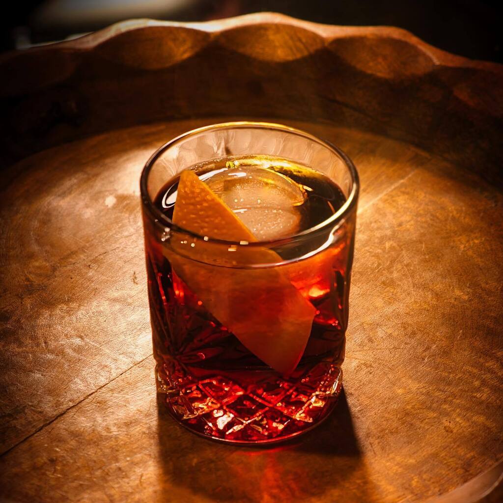 gipipolo's tweet photo. Sunday Night Vibe at home enjoying a Negroni! #negroni #cocktails #cocktailtime #fujixt5 #fuji1855mm https://t.co/RMgXWZqsdQ https://t.co/7YiFpyJMoE