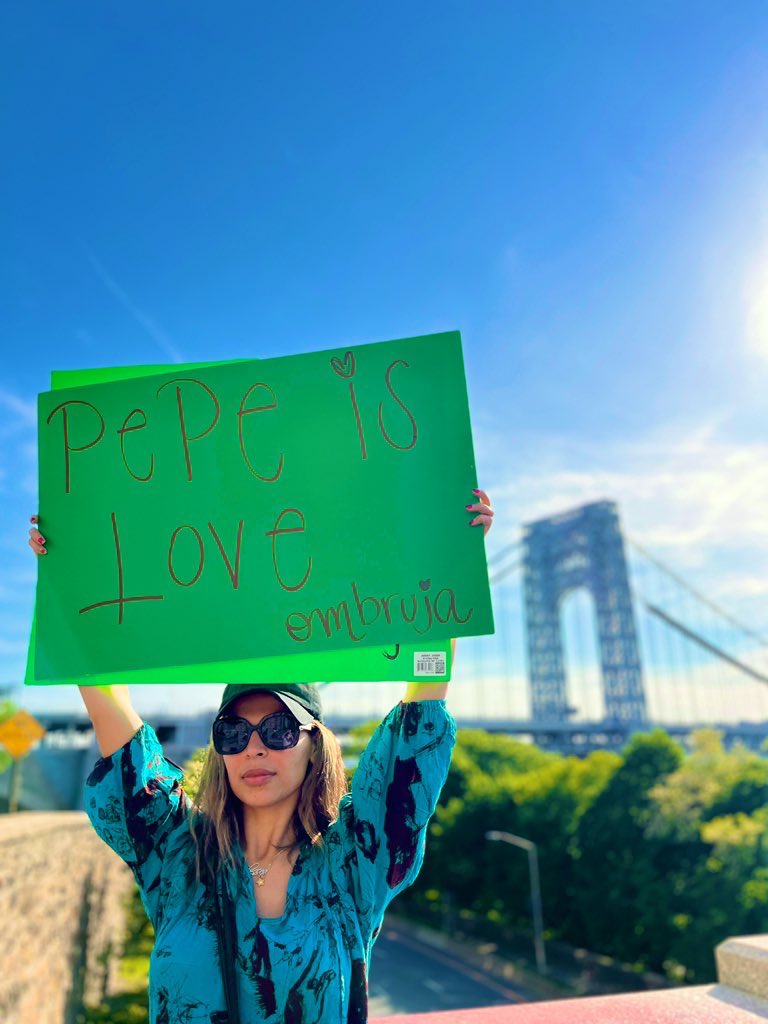 brujawithsign's tweet photo. #Pepeislove @dudewithsign your turn. https://t.co/B5VezS97jR
