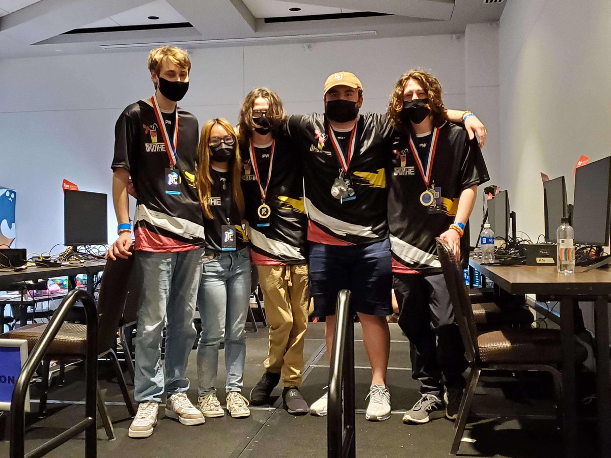 smoothiespl's tweet photo. Smoothie got 🥈 place at LTC! 😼

@Booples2 - dced on lan 🤔
@Hiyah_yes - denji irl ⛓️🪚🧍‍♂️
@balloon_splt - threw up 3 times during top cut 🤮🤮🤮
@TheHappyInkling - rm scorch….🤡
@lost_ly - came out of hiatus for this🐐

GGs to everyone we played! Results Below: https://t.co/gzDyb4Vsn8