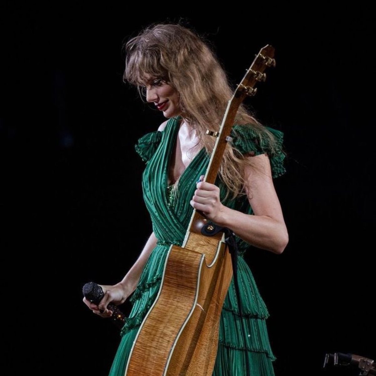 TheSwiftSociety's tweet photo. 🎶| The first surprise song is "Hey Stephen" https://t.co/SfnU072OH4