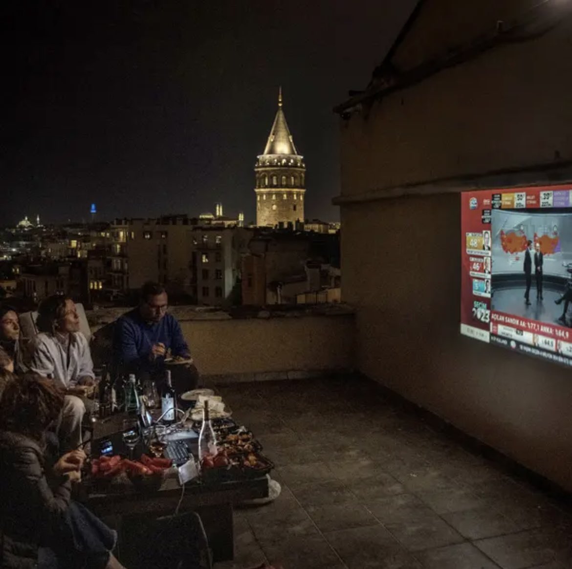 humeyra_pamuk's tweet photo. Istanbul #TurkeyVotes 

📸 via @SergeyPonomarev for the @nytimes https://t.co/fe9Eok31yy