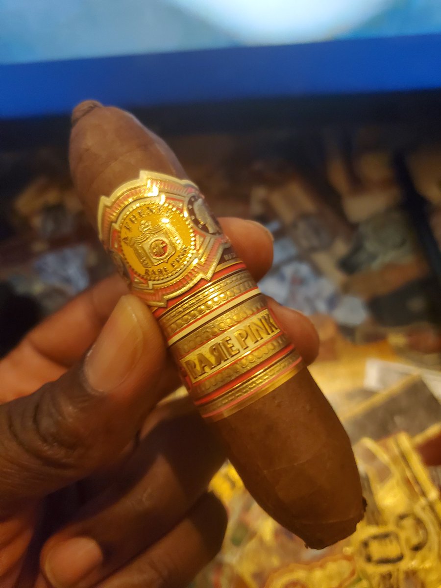 Arturo Fuente Rare Pink Queen of Hearts! Happy Mother's Day! 🎉🎉🎉 #cigars #cigaraficionado #BOTL #cigarlife #HappyMothersDay #HappyMotherDay2023