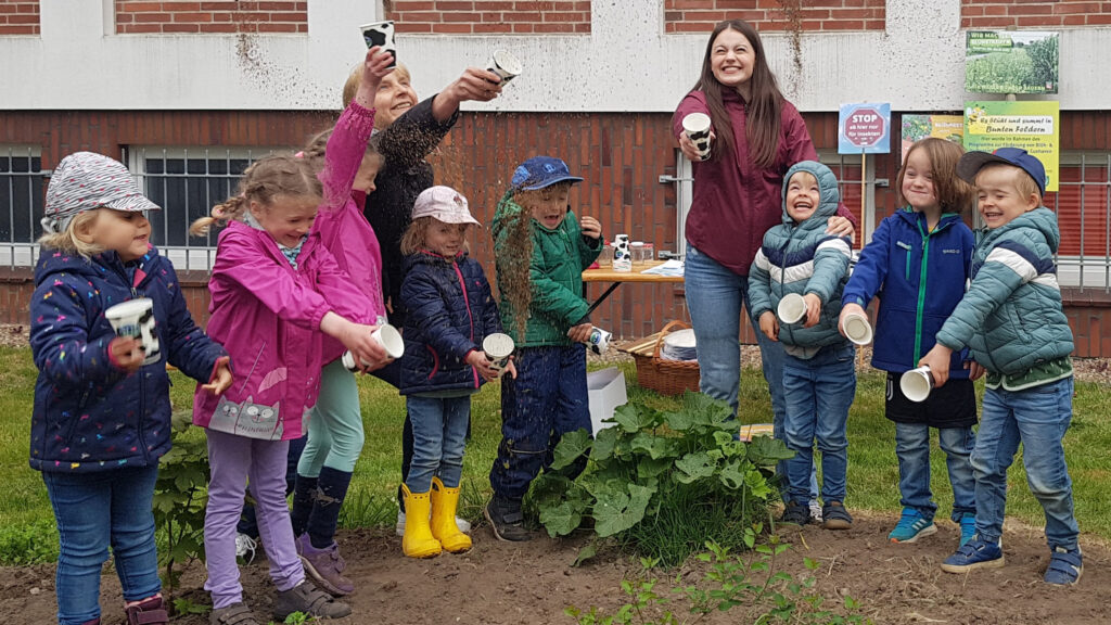 Bienenfreunde legen bunte Blühstreifen an
(L P D) – Rot, gelb und blau sollen die Blühstreifen im Sommer leuchten, Insekten anlocken und Niederwild Schutz … #Artenvielfalt #Bienen #Blühmischung #Blühstreifen #Wildblumenmischungen  &gt; landvolk.net/lpdartikel/bie…
