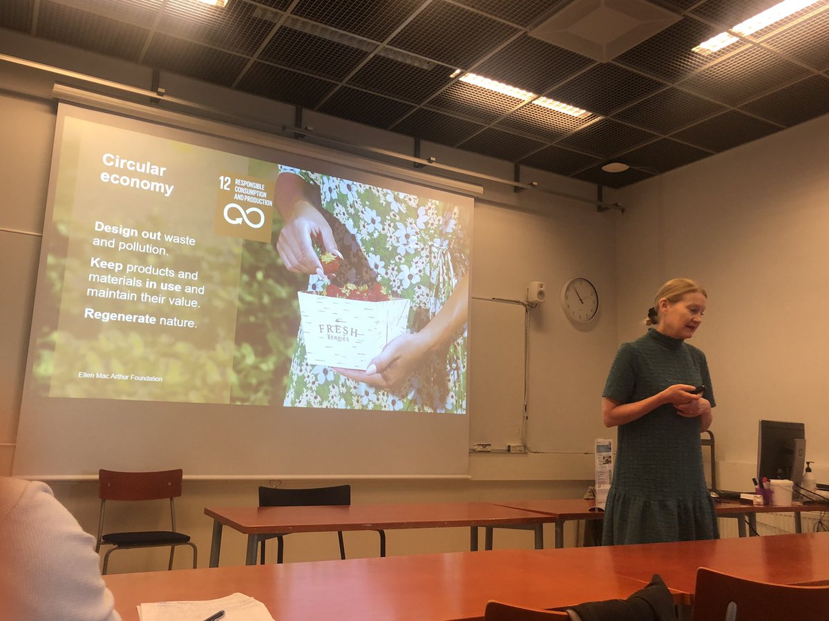 Excited to kick off the 'Towards Biobased #Finland' course. Grateful to have @MaijaPohjakalli as our plenary lecturer, sharing her expertise on Regenerative Circular Economy. Thanks, Maija, for an inspiring talk & enlightening us about the impressive initiatives by @MetsaGlobal