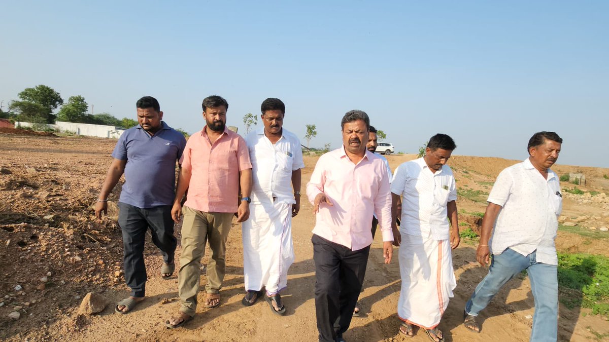 MPRBJP's tweet photo. ಮಾನ್ಯ ನಿಕಟಪೂರ್ವ ಮುಖ್ಯಮಂತ್ರಿ ಶ್ರೀ ಬಿ.ಎಸ್.ಯಡಿಯೂರಪ್ಪನವರು, ಮುಖ್ಯಮಂತ್ರಿಗಳಾಗಿದ್ದ ಸಂದರ್ಭದಲ್ಲಿ ಹೊನ್ನಾಳಿ ನಗರದ ಹಿರೇಕಲ್ಮಠ ಕೆರೆಯ ಸುತ್ತ ವಾಕಿಂಗ್ ಪಾತ್, ಲೈಟಿಂಗ್ ವ್ಯವಸ್ಥೆ, ಅಪ್ರೋರ್ಚ್ ಸಿಸಿ ರಸ್ತೆ, ಐ ಲ್ಯಾಂಡ್ , ಮಕ್ಕಳಿಗೆ ಆಟದ ಸಾಮಾಗ್ರಿಗಳು ಸೇರಿದಂತೆ ವಿವಿಧ ಅಭಿವೃದ್ಧಿ ಕಾಮಗಾರಿಗಳಿಗೆ 14.40 ಕೋಟಿ ರೂಪಾಯಿ ಅನುದಾನ ಬಿಡುಗಡೆ ಮಾಡಿದ್ದು, ಇದೀಗ ಕಾಮಗಾರಿ ಪ್ರಗತಿಯಲ್ಲಿದ್ದು, ಇಂದು ಸ್ಥಳಕ್ಕೆ ಭೇಟಿ ನೀಡಿ ಕಾಮಗಾರಿ ವೀಕ್ಷಿಸಲಾಯಿತು.