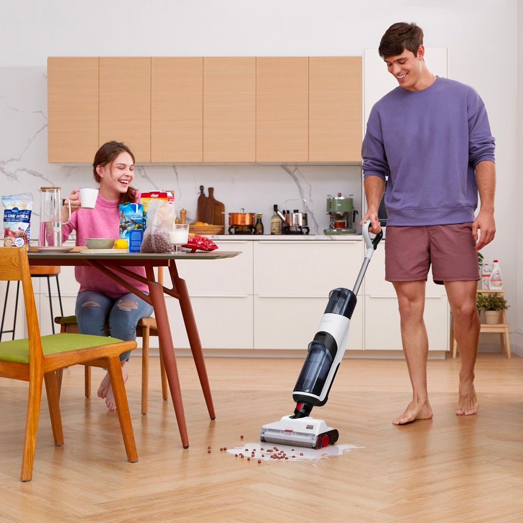 roborockaus's tweet image. A cordless cleaner that can be easily moved around without putting strain on your shoulders. 

An upgrade for your daily cleaning, the Dyad comes with an intense suction that can continuously run after a single charge. 

Make it yours today! #vacuummop #strongsuction #twoinone