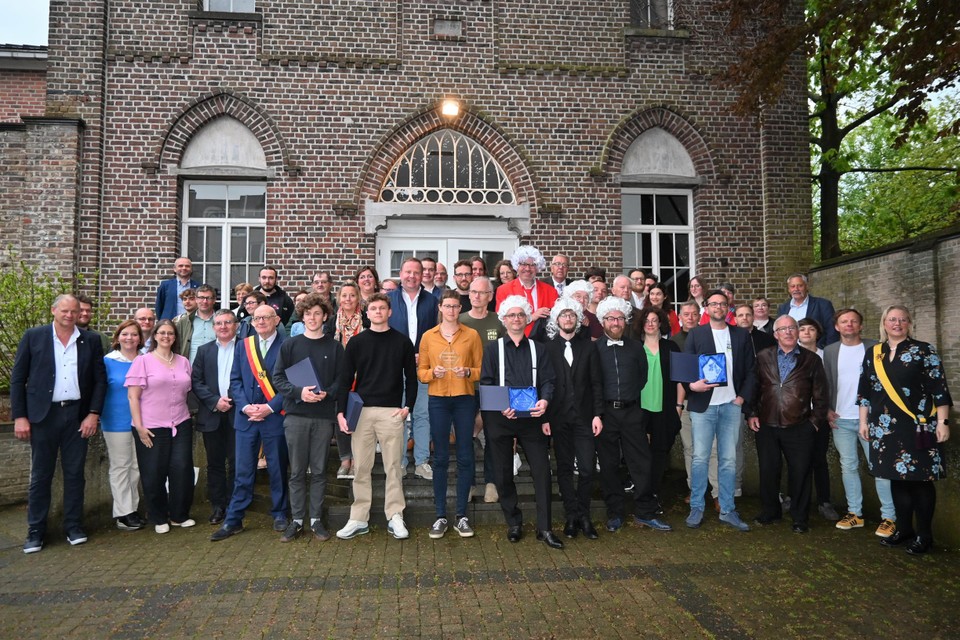 Gemeente Zwevegem (@gemzwevegem) on Twitter photo Moen Feest & Stan Holvoet winnen de Zwevegemse Cultuurawards.
Van harte proficiat aan alle andere genomineerden:
Brasserie Serieus!?, RUR, De Vrijheid, Tuin van Adem en Eten, KulturoM.
Richie Haley, Yung Snem, Tilde Ronsse.
Bron foto: Het Nieuwsblad - BDW (c) Moen Feest & Stan Holvoet winnen de Zwevegemse Cultuurawards.
Van harte proficiat aan alle andere genomineerden:
Brasserie Serieus!?, RUR, De Vrijheid, Tuin van Adem en Eten, KulturoM.
Richie Haley, Yung Snem, Tilde Ronsse.
Bron foto: Het Nieuwsblad - BDW (c)