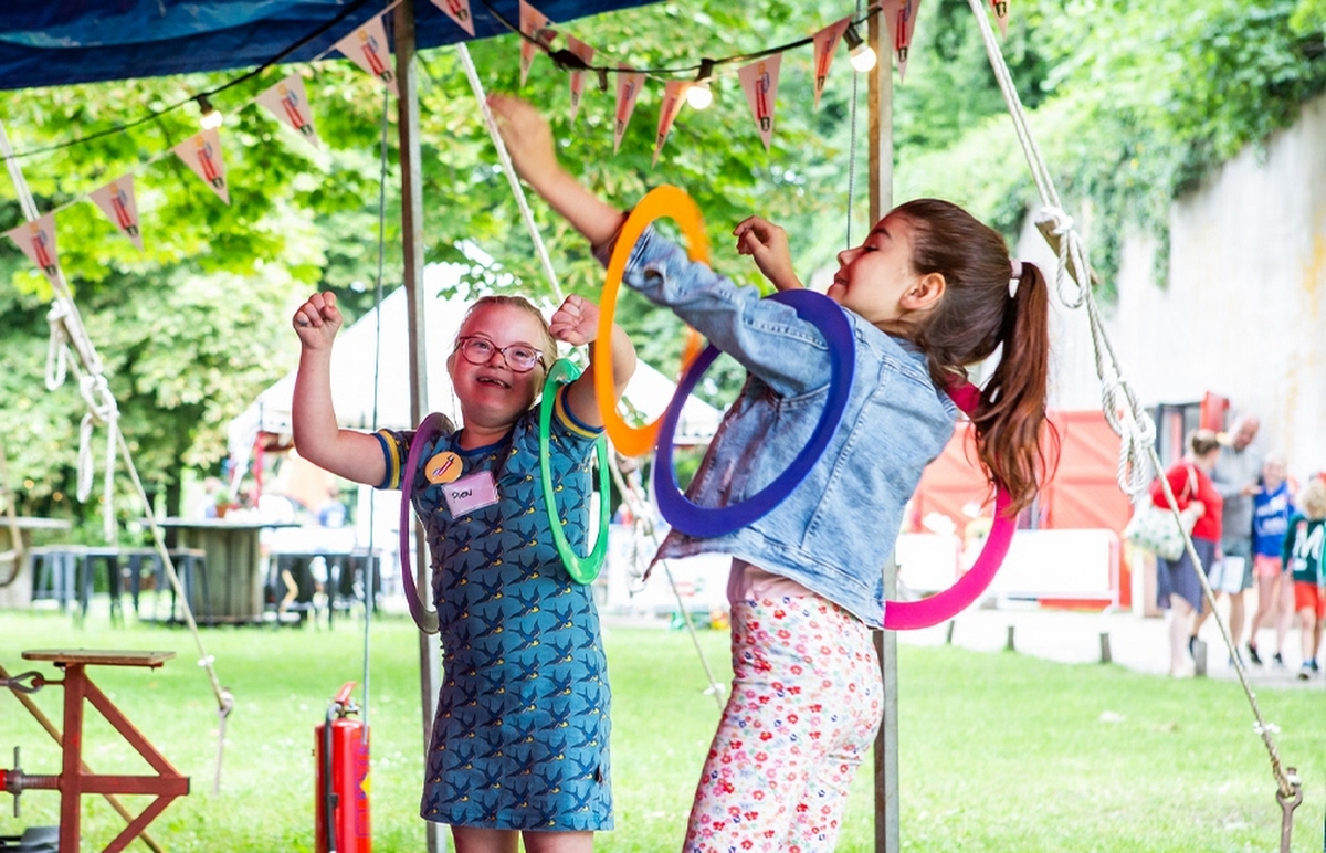 Op zondag 4 juni tussen 11.00-16.00 uur vindt op Fort de Batterijen De Grote Samenspeeldag plaats, een evenement dat speciaal wordt georganiseerd voor kinderen met én zonder een beperking. Kaarten zijn nu te koop #grotesamenspeeldag tinyurl.com/2koqfqq9