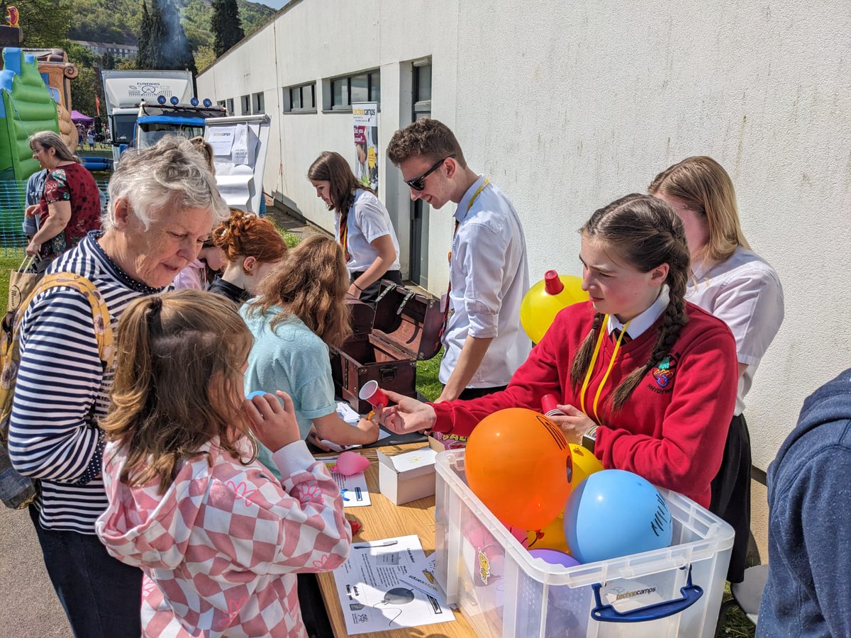 Technocamps's tweet photo. What a day at #PartiPonty this weekend!
We had volunteers from @YsgolLlanhari, @Rhydywaun, @TyGwynSchool and @Bryn_Celynnog to host the STEM activities on our stand โ๏ธ https://t.co/314oMkCCyS