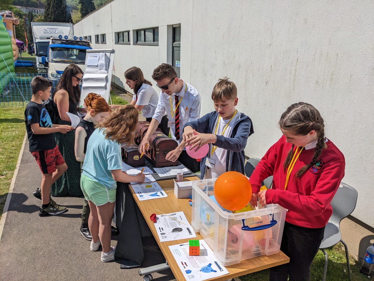 Technocamps's tweet photo. What a day at #PartiPonty this weekend!
We had volunteers from @YsgolLlanhari, @Rhydywaun, @TyGwynSchool and @Bryn_Celynnog to host the STEM activities on our stand โ๏ธ https://t.co/314oMkCCyS