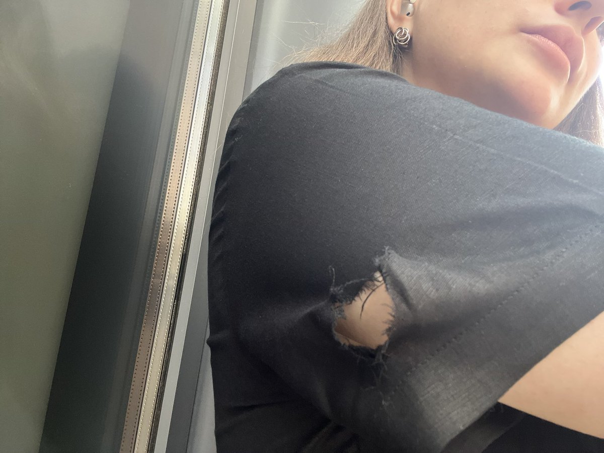 друзья, низкий рост, помимо прочих сложностей  - это порвать рукав нового платья, зацепившись за дверную ручку 

думаю я убью себя