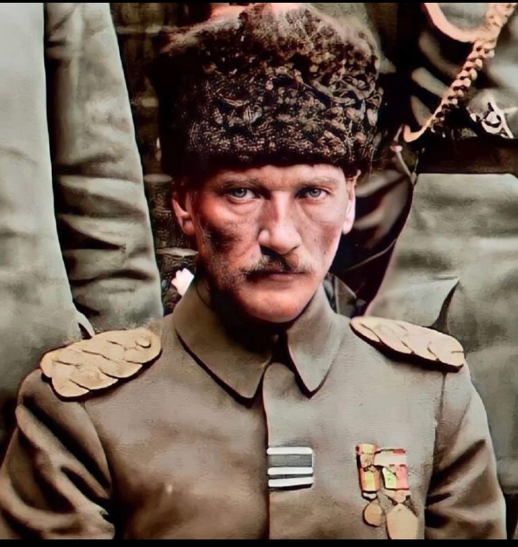 Halkını cehaletle sefalete teslim eden yöneticiler yok olmaya,
Cehalet ve sefalete sürükleyen yöneticileri seçen halk ise köle olmaya mahkumdur.

#GaziMustafaKemalAtatürk