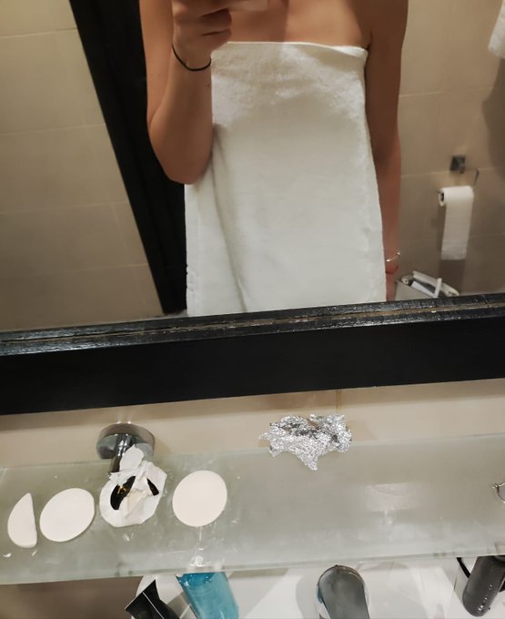 Si ricomincia 😊  I'm waiting for you to take off my towel .....hurry up  🫦  #MotivationMonday   🔽FREE🔽 https://t<a href="/tag/motivationmonday"class="tags"><span>#motivationmonday</span></a>