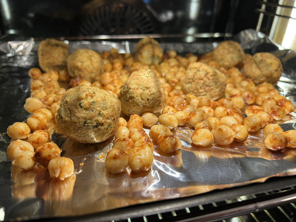 It’s #NationalVegetarianWeek so we started with a delicious Vegan Falafel Buddha Bowl last night . Kindly sponsored by <a href="/CauldronFoods/">Cauldron Foods</a> it’s an opportunity for everyone to try some veggie/vegan dishes and think about the personal/planetary/animal welfare benefits <a href="/vegsoc/">Vegetarian Society</a> RT