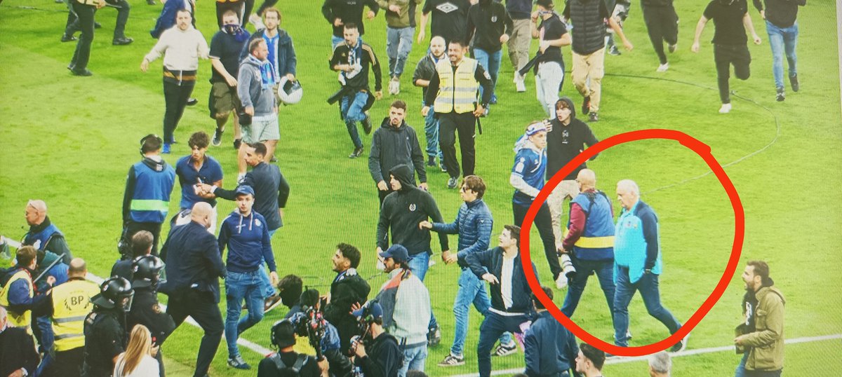 Carles Naval heroi antifeixista!!!!

Xandall del Barça, caminant amb les mans a la butxaca en mig de la turba feixista.