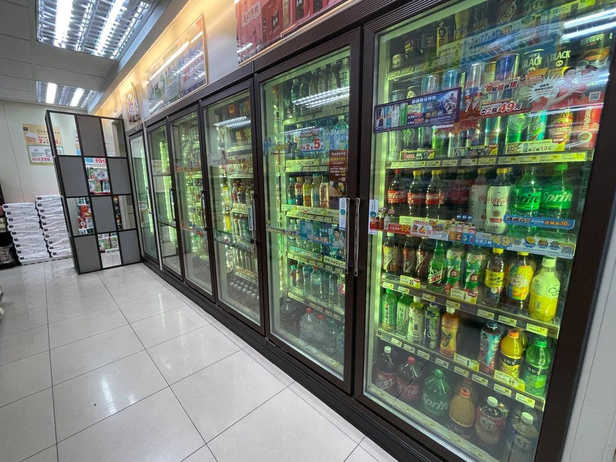 今日は何を買いたいですかと母に尋ねましたそれとも何を食べますか?私をセブン‐イレブンに連れてきてくれたのです。母はとても満足していて、セブン‐イレブンには何でもあると言っていました😅😅😅