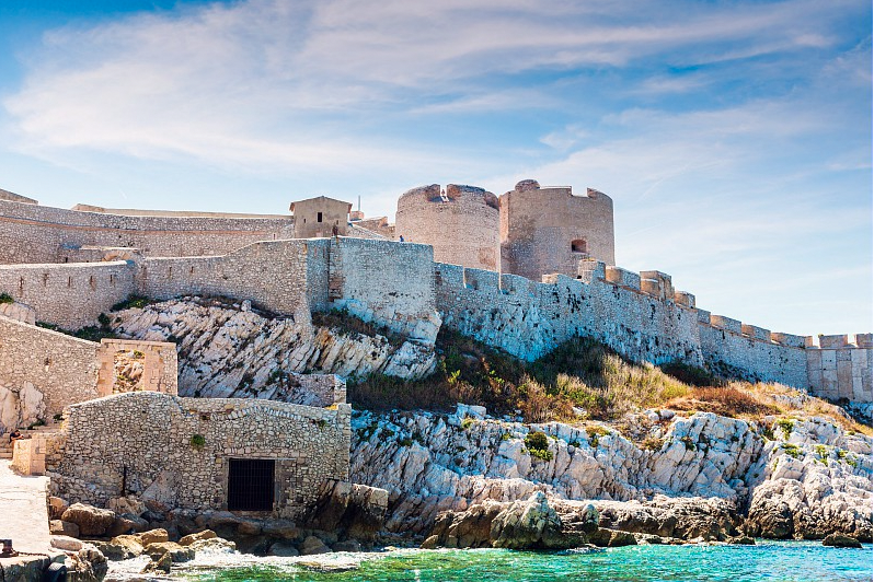 MaRegionSud's tweet image. 🗳️L'émission "Le monument préféré des Français" vous invite à choisir celui qui représentera notre région. Plutôt Château d'If à #Marseille, Cap Moderne à Roquebrune-Cap-Martin ou Sites antiques de Vaison-la-Romaine  ? Jusqu'au 26 mai vous pouvez voter👉bit.ly/3M2IMiI