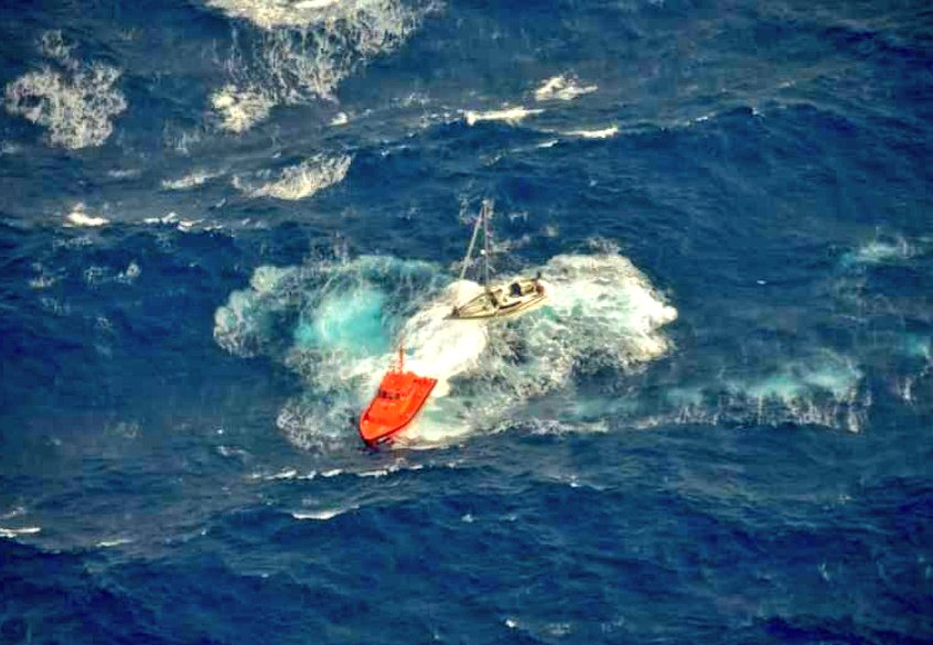 ivancp25's tweet photo. 15-05-2012. Hace hoy 9 años. Fotografía que tomé desde nuestra aeronave #Serviola 301 (EC-FQA) de #SalvamentoMarítimo durante un temporal en el #Mediterráneo Norte. Rescate del velero "NATI" y de sus 4 ocupantes. Matrimonio con 2 hijos que desoyó la alerta de temporal.
⛈️ 🌬️💨 ⛈️ https://t.co/5naIL7YGdB
