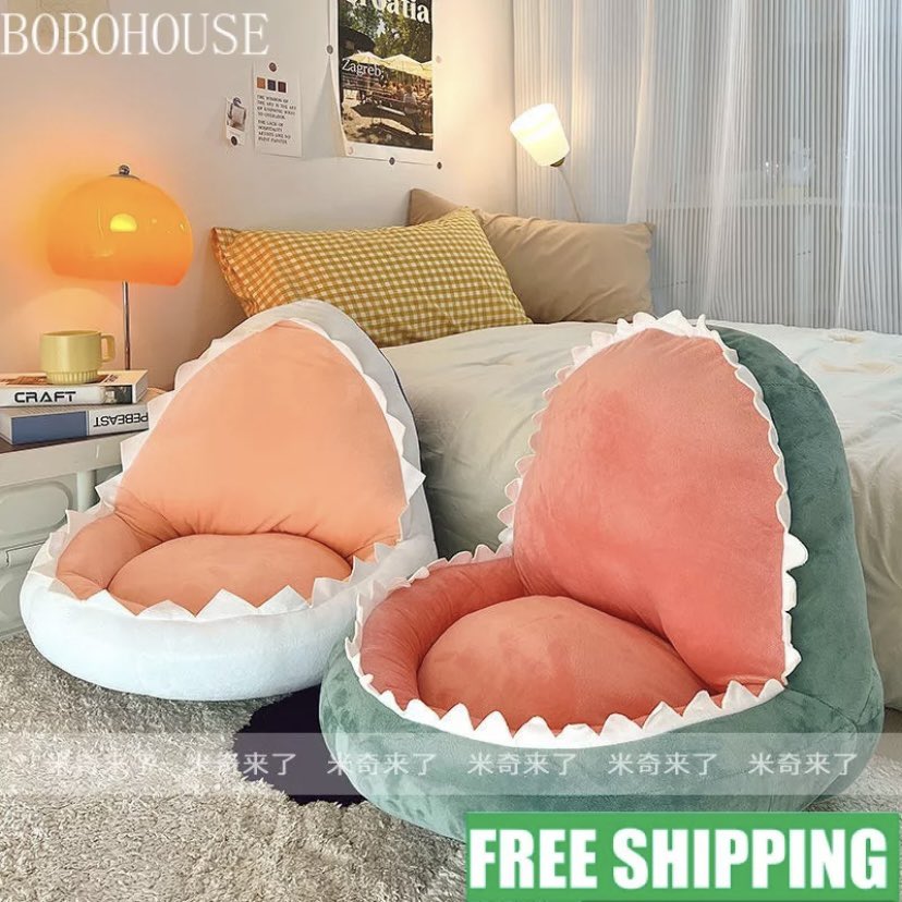 ShopeeMY's tweet photo. Alahaiiii cutenyaaaa la shark cushion ni 🥺❤️ Dah la besaaar pastu fluffyyyy!!! 

https://t.co/bOwu7CtGWP 

#ShopeeMY https://t.co/ve1YSTxgko