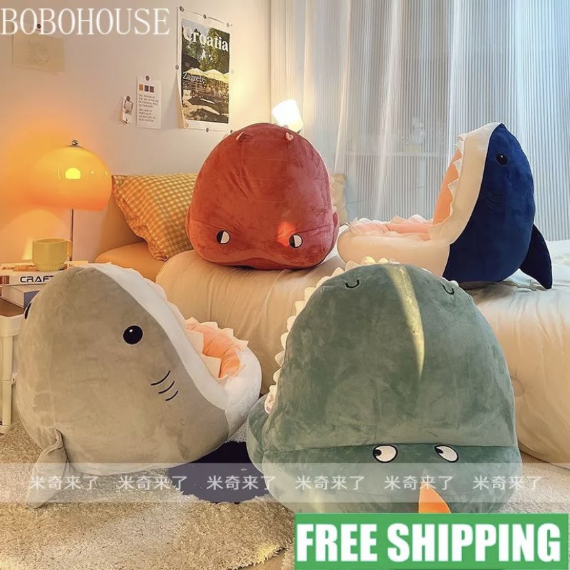 ShopeeMY's tweet photo. Alahaiiii cutenyaaaa la shark cushion ni 🥺❤️ Dah la besaaar pastu fluffyyyy!!! 

https://t.co/bOwu7CtGWP 

#ShopeeMY https://t.co/ve1YSTxgko