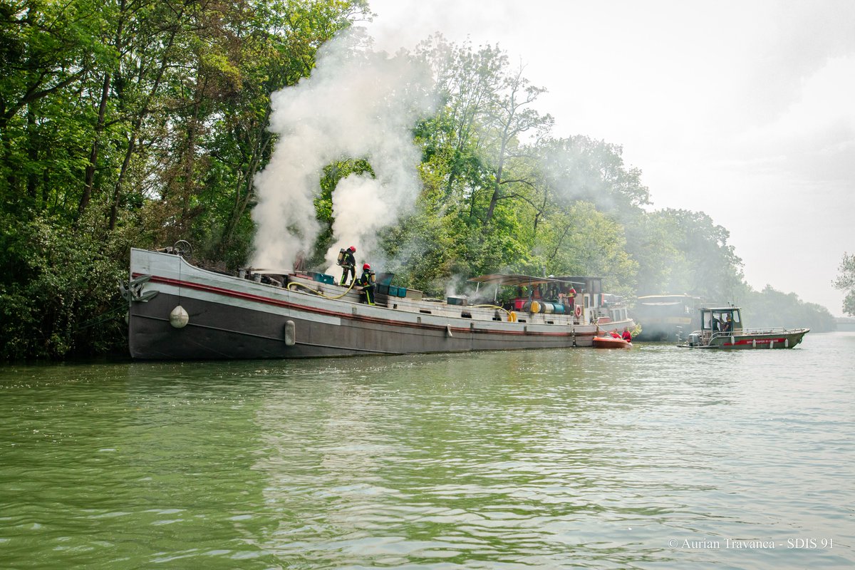Essonne : une péniche en feu sur la Seine dlvr.it/Sp35CJ