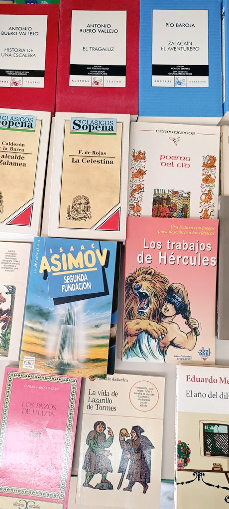 Hola Buenos días!😊 Comenzamos Feria del Libro📚en Arahal, acercate, aprovechate de un 10% de descuentos  en todos los libros de lectura además de entrar en sorteos.🎁 También tenemos libros míticos en ofertas a 3€😲
Esta semana regala un libro 😏😎