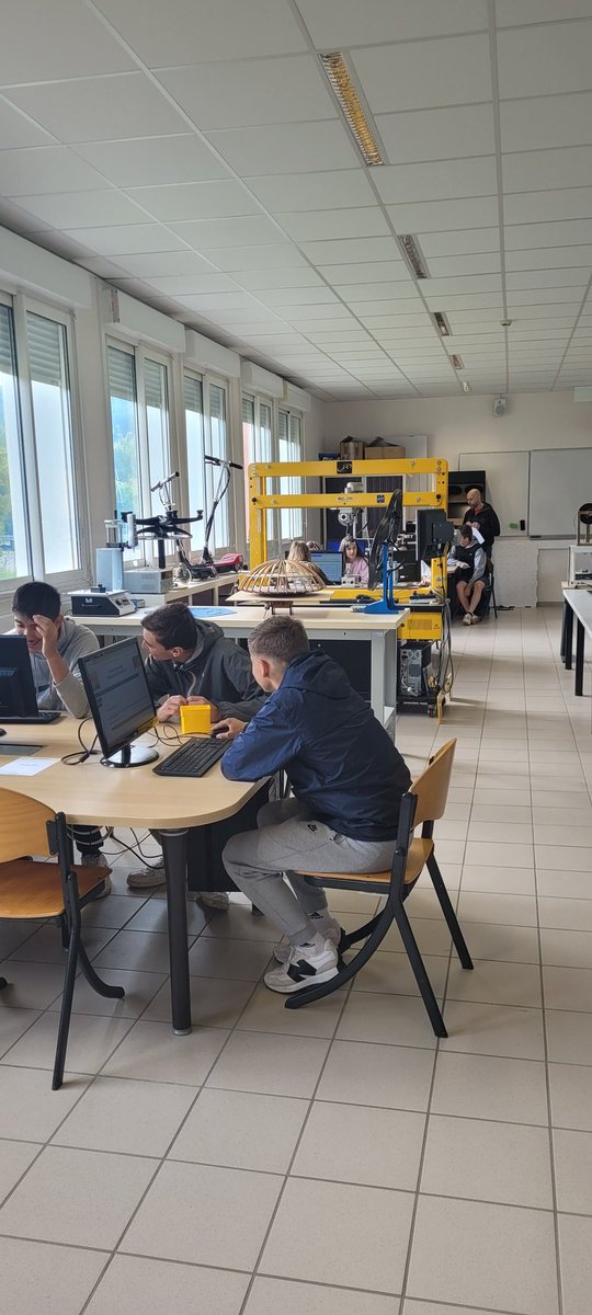 siileygues's tweet photo. Quand les élèves de technologie et de terminale sti2d mutualisent leurs compétences et leurs connaissances #reussir #STI2D #technologiecollege https://t.co/vbBaw2IJvm