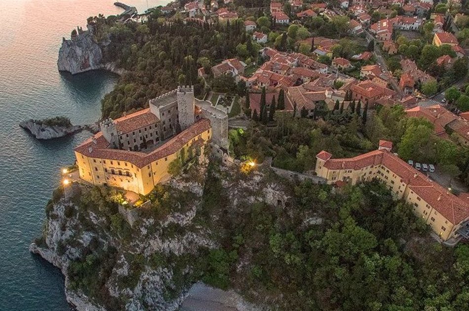 CoutureRoyals's tweet photo. #NEW Princess Ariane of The Netherlands will start her baccalaureate program at United World College Adriatic in Italy precisely in Duino, province of Trieste, this autumn! 🇳🇱 🇮🇹 

The school is a stunning castle by the sea 🌊 https://t.co/j2biPn8IAb