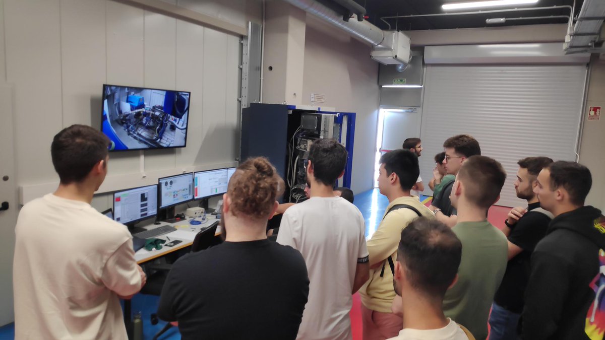 Hemos recibido una visita de los alumnos de Ingeniería Mecánica de <a href="/UPVCampusAlcoy/">UPV Campus d'Alcoi</a> a nuestro laboratorios. Nos complace compartir nuestras instalaciones con la comunidad estudiantil. Esperamos que haya sido de gran motivación para ellos!