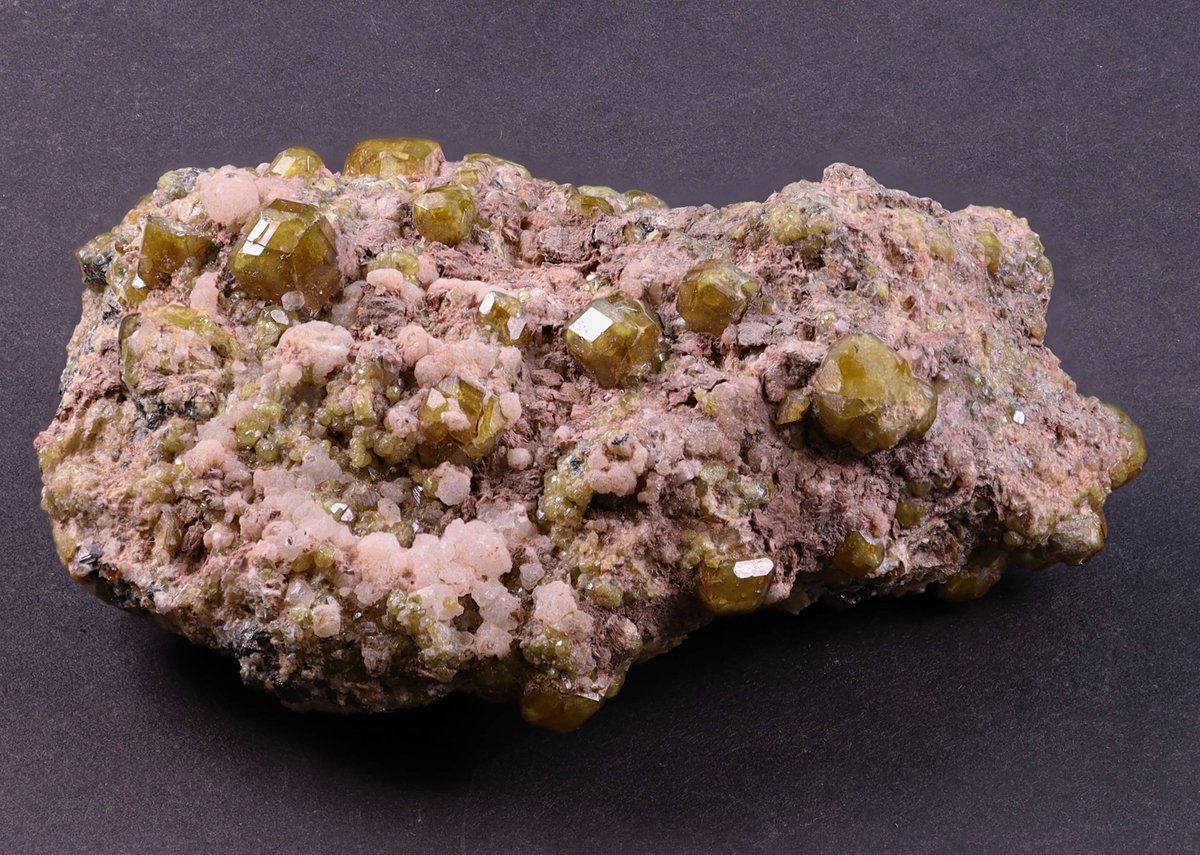 MuseumGeneve's tweet photo. ⛏️[#MineralMonday] #Grossular crystals, an often yellow-green variety of #garnet. The german mineralogist Abraham Gottlob Werner named this mineral after green gooseberries (ribes grossularia) because of their similar color. https://t.co/WvsOoyydth