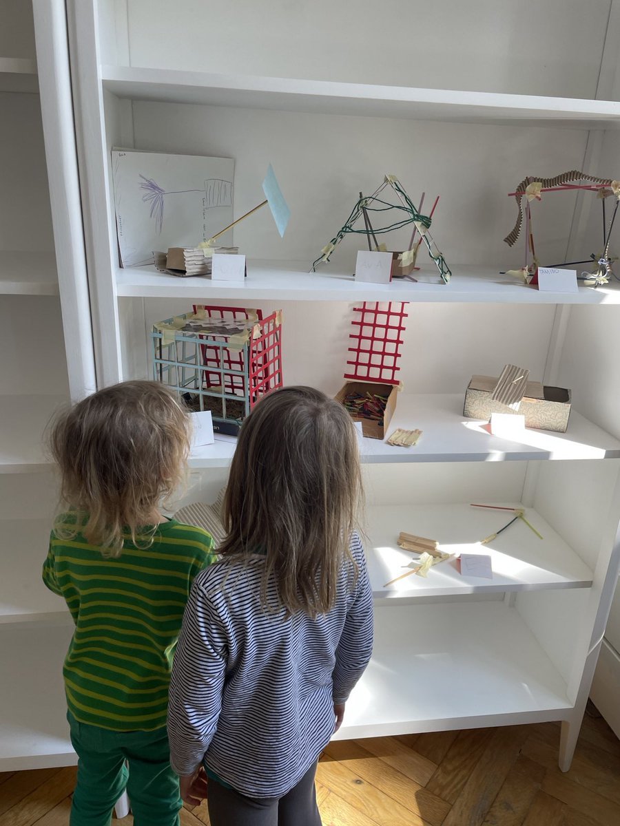 Wir bauen einen Schattenspender für den Sandkasten, mit den Kindern. Es wird gemessen, recherchiert, geplant, gezeichnet und es werden Modelle gebaut, dann bekommt es der Tischlermeister. Erste Erkenntnis: Der Umfang ist ca. 50 Kinderschritte lang, los geht’s.