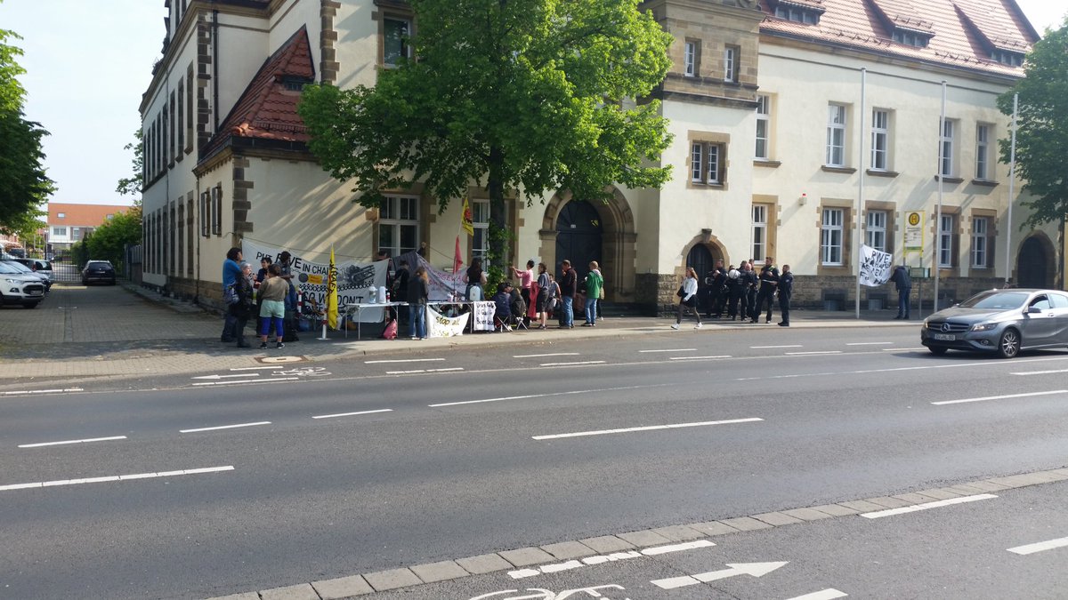 zucker_im's tweet image. Ca. 30 Menschen bei der Kundgebung vor dem Amtsgericht - die Stimmung ist gut. :-)
Gerade wurde durchgesagt, dass die Kohlebahn heute morgen ein weiteres Mal blockiert wurde.

#Blockneurath #antirepression #Klimaschutz