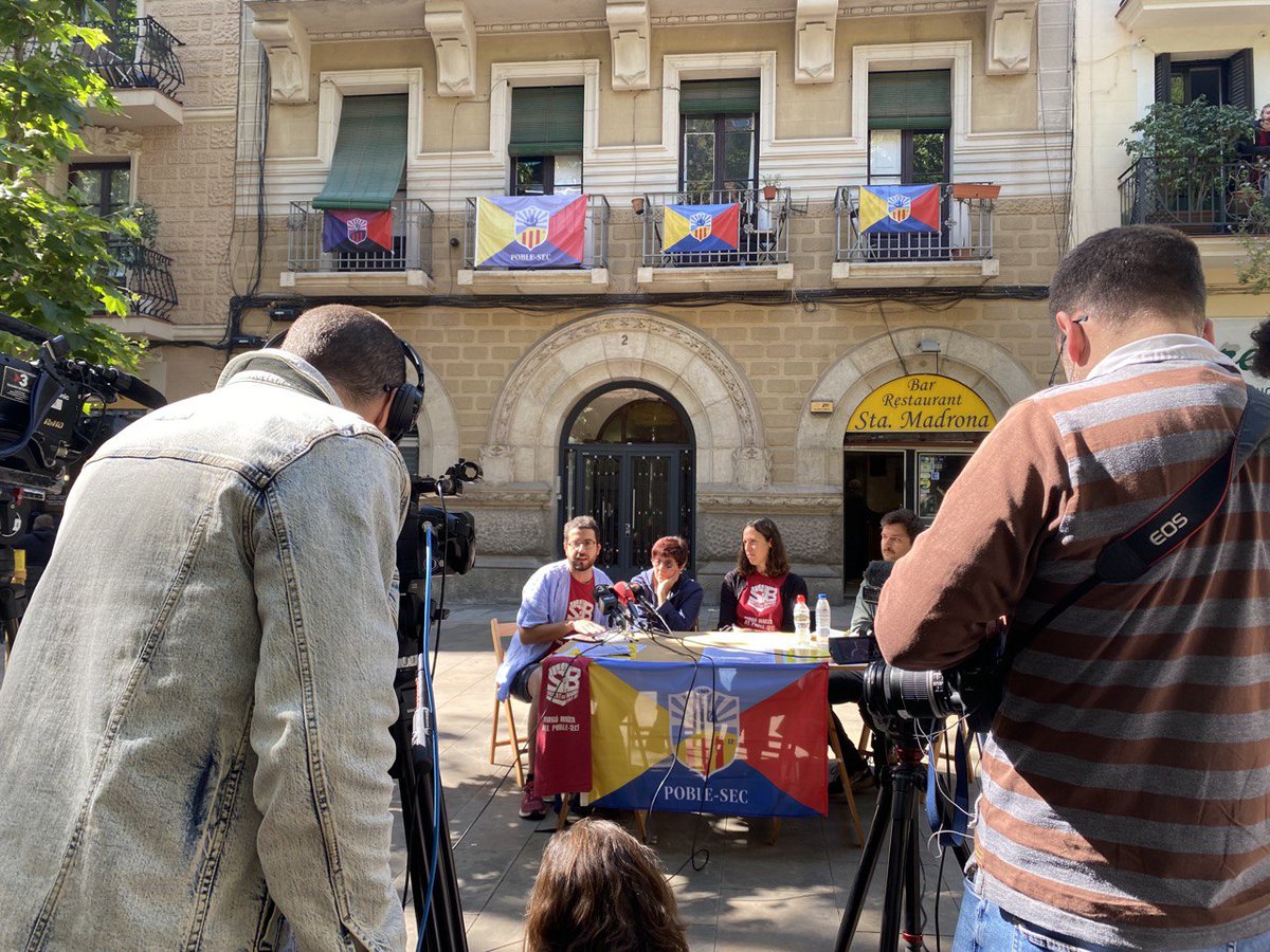 sindicatdebarri's tweet photo. Estem a Plaça Santa Madrona denunciant com una vegada més la gentrificació torna a intentar fer fora a més veïnes del nostre barri. https://t.co/gl1yPfCASC